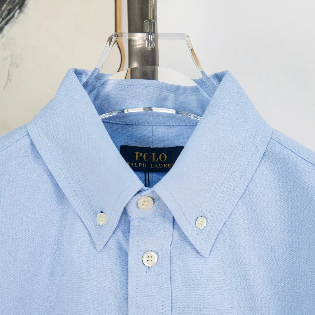 P270 zp version [Exclusive supply] Ralph Lauren/Ralph Lauren's classic evergreen single product 100 cotton Oxford spun old money style casual long-sleeved shirt. 100% restored workmanship. The entire garment is embedded with seams and clean edges. The upper back seams are reorganized for a better fit. ✅ 100 cotton Oxford spun on the face. Pre-wash treatment. The texture is tight and soft. ✅ Custom dyed original pearlescent white bottom buttons. Size partitions. ✅ Special shaped chiffon foil is included in the collar door tube. It is not easy to deform and pull. ✅ RL classic version of the Oxford shirt. The thick and crisp feeling brought by the Oxford cloth. It can be worn alone or as an outer layer. It can be worn in all seasons. It is a must-have item for the wardrobe. Get it with your eyes closed. Color: black, white, pink, blue, carbon gray, khaki, navy blue and red label, dark blue and white label (8 colors) Size: S M L XL Number: WW10972